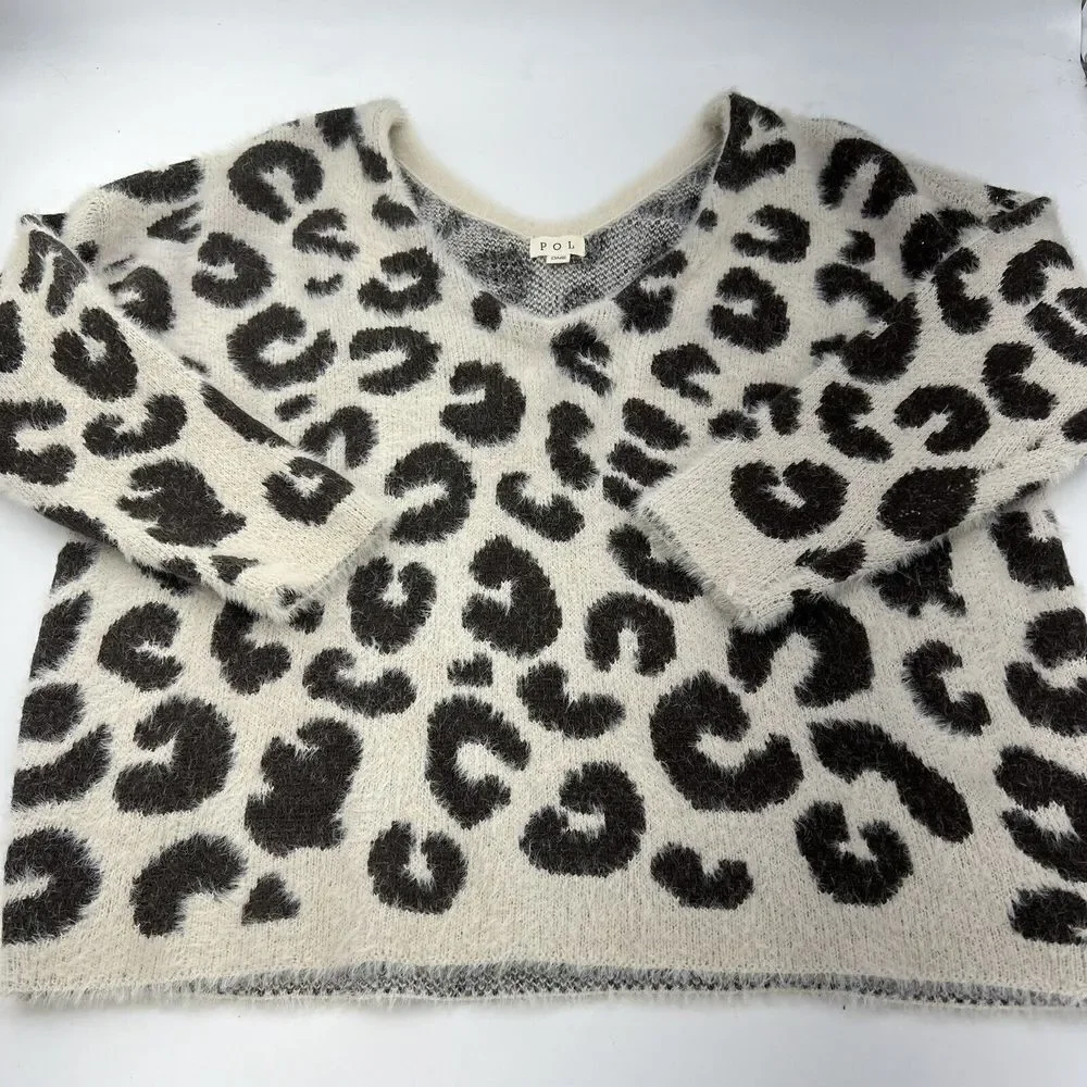POL Cheetah Leopard Fuzzy V Neck Sweater one Size